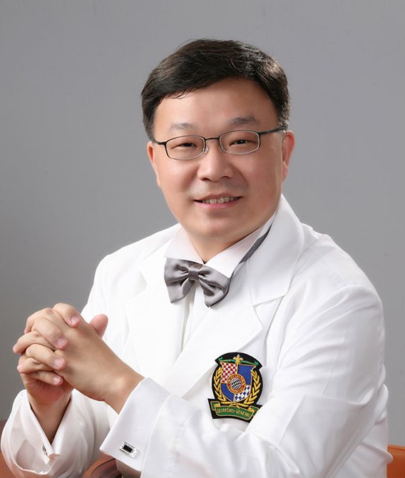 성형외과 전문의 김진왕 교수
